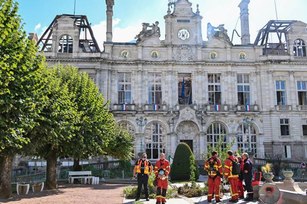 THE DAY AFTER THE OCTOBER 17 PROTESTS PHOTOPQR POPULAIRE DU CENTRE Stéphane Lefèvre October 18, 2026 FIRE AT LIMOGES CITY HALL RIOT PROTEST IN LIMOGES ON OCTOBER 18, 2026 PHOTO BY STEPHANE LEFEVRE The day of mobilization on October 17 against the high cost of living was marked by scenes of urban guerrilla warfare and looting in many cities across France  Copyright: xPHOTOPQR POPULAIRExDUxCENTRE MAXxstephanexLefèvrex 20261018POP1443 20261018POP1443