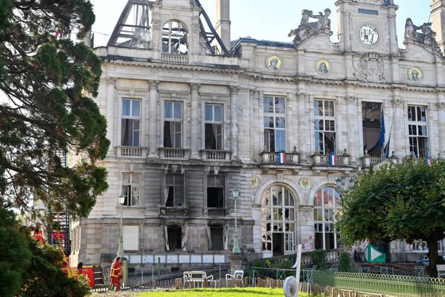 THE DAY AFTER THE OCTOBER 17 PROTESTS PHOTOPQR POPULAIRE DU CENTRE Stéphane Lefèvre October 18, 2026 FIRE AT LIMOGES CITY HALL RIOT PROTEST IN LIMOGES ON OCTOBER 18, 2026 PHOTO BY STEPHANE LEFEVRE The day of mobilization on October 17 against the high cost of living was marked by scenes of urban guerrilla warfare and looting in many cities across France  Copyright: xPHOTOPQR POPULAIRExDUxCENTRE MAXxstephanexLefèvrex 20261018POP1448 20261018POP1448