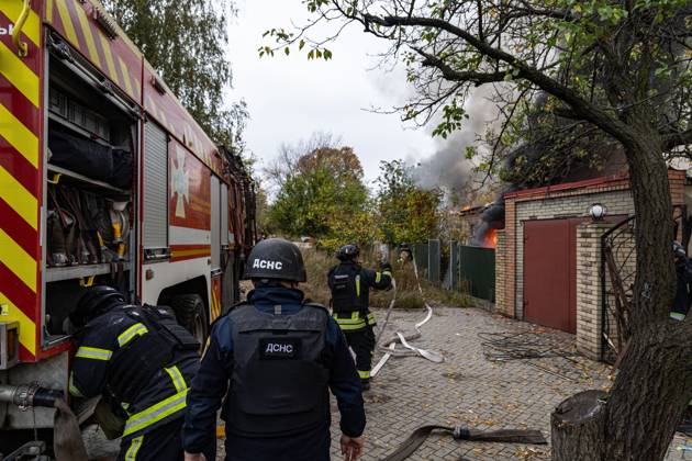 Firefighters Respond To Sloviansk Strike SLOVIANSK, UKRAINE, OCTOBER 17, 2026: Firefighters tackle a blaze at a residential house damaged by a Russian airstrike in Sloviansk, Donetsk region. The strike set the building™s remaining structures on fire. Sloviansk Ukraine Copyright: x xAndrewxClingx xJNAxPressx