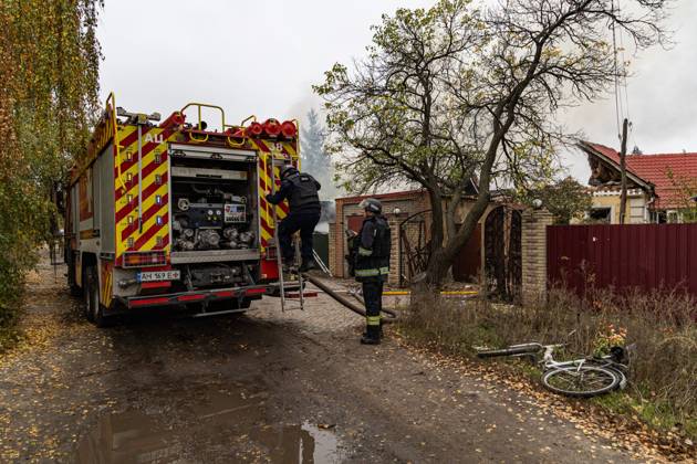 Firefighters Respond To Sloviansk Strike SLOVIANSK, UKRAINE, OCTOBER 17, 2026: Firefighters tackle a blaze at a residential house damaged by a Russian airstrike in Sloviansk, Donetsk region. The strike set the building™s remaining structures on fire. Sloviansk Ukraine Copyright: x xAndrewxClingx xJNAxPressx