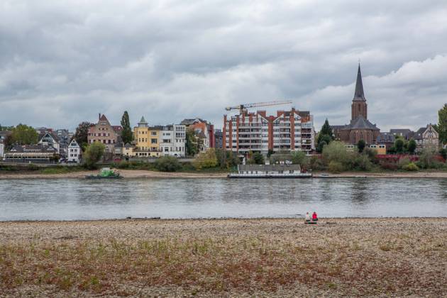 Seit Wochen beeinträchtigt Niedrigwasser den Schiffsverkehr auf dem Rhein. Im Köln lag der Pegel am Sonntag, 18. Oktober, bei nur noch 53 Zentimeter. Das Bild zeigt den Strom zwischen Köln-Poll und Köln-Rodenkirchen im Süden der Stadt. Niedrigwasser am Rhein