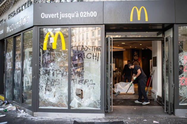 Aftermath of clashes during nationwide protests in Paris PARIS, FRANCE - OCTOBER 18: People clean a restaurant aftermath of destruction after a day of violent clashes between police and protesters amid a nationwide mobilisation over rising living costs, fuel prices and education funding in Paris, France, on October 18, 2026. Hesham Elsherif Anadolu Paris France. Editorial use only. Please get in touch for any other usage.  Copyright: x2026xAnadoluxHeshamxElsherifx