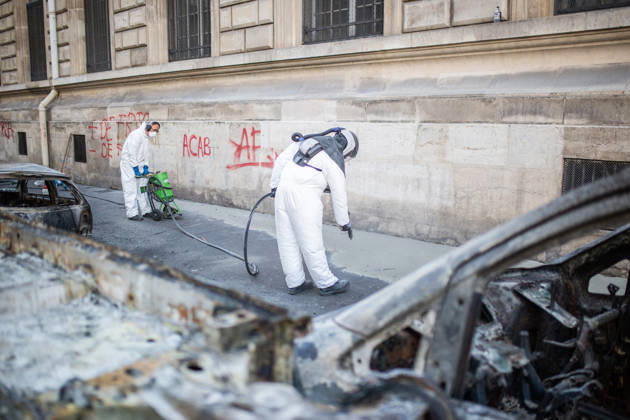 Aftermath of clashes during nationwide protests in Paris PARIS, FRANCE - OCTOBER 18: A worker tries to remove graffiti on a building after a day of violent clashes between police and protesters amid a nationwide mobilisation over rising living costs, fuel prices and education funding in Paris, France, on October 18, 2026. Hesham Elsherif Anadolu Paris France. Editorial use only. Please get in touch for any other usage.  Copyright: x2026xAnadoluxHeshamxElsherifx