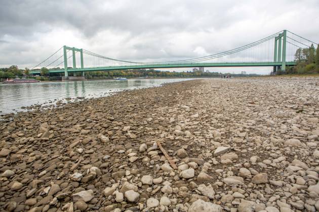 Seit Wochen beeinträchtigt Niedrigwasser den Schiffsverkehr auf dem Rhein. Im Köln lag der Pegel am Sonntag, 18. Oktober, bei nur noch 53 Zentimeter. Das Bild zeigt den Strom zwischen Köln-Poll und Köln-Rodenkirchen und die Rodenkirchener Brücke im Süden der Stadt. Niedrigwasser am Rhein