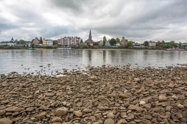 Seit Wochen beeinträchtigt Niedrigwasser den Schiffsverkehr auf dem Rhein. Im Köln lag der Pegel am Sonntag, 18. Oktober, bei nur noch 53 Zentimeter. Das Bild zeigt den Strom zwischen Köln-Poll und Köln-Rodenkirchen im Süden der Stadt. Niedrigwasser am Rhein
