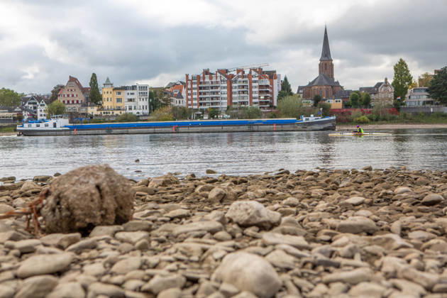 Seit Wochen beeinträchtigt Niedrigwasser den Schiffsverkehr auf dem Rhein. Im Köln lag der Pegel am Sonntag, 18. Oktober, bei nur noch 53 Zentimeter. Das Bild zeigt den Strom zwischen Köln-Poll und Köln-Rodenkirchen im Süden der Stadt. Niedrigwasser am Rhein