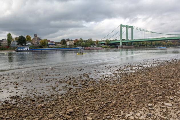 Seit Wochen beeinträchtigt Niedrigwasser den Schiffsverkehr auf dem Rhein. Im Köln lag der Pegel am Sonntag, 18. Oktober, bei nur noch 53 Zentimeter. Das Bild zeigt den Strom zwischen Köln-Poll und Köln-Rodenkirchen und die Rodenkirchener Brücke im Süden der Stadt. Niedrigwasser am Rhein