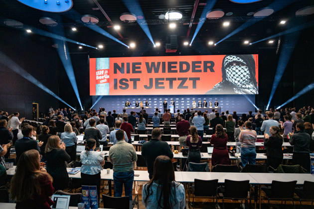 Johannes Winkel, Bundesvorsitzender JU, und Johannes Volkmann, Politiker und Bundestagsabgeordneter, stellen einen Antrag mit Bezug zur Aufnahme von Koalitionsverhandlungen in Berlin (Landespolitik), gegen Judenhass und Antisemitismus und mit Bezug zu den aktuellen Ausschreitungen in Frankreich Nie wieder ist jetzt;78. Deutschlandtag 2026 in Bonn - Junge Union - JU - Jugendorganisation von CDU und CSU, Bonn NRW Deutschland World Conference Center Bonn