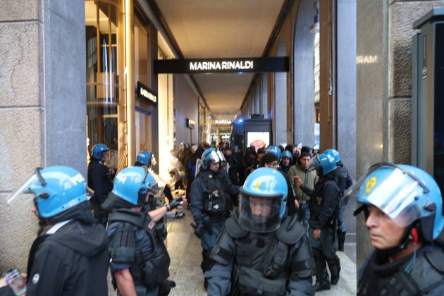 RECORD DATE NOT STATED IPA89860581 - Milan: Clashes and looting by hooded youths continued in the city center the day after the demonstration on Saturday, the 17th; many hooded individuals were detained and taken to police headquarters.  Copyright: xx xFrancescoxEnriquezx IPA89860581.jpeg