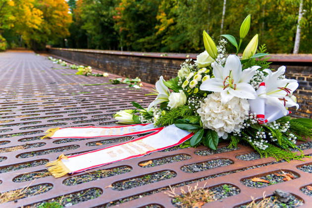 News Bilder des Tages Berlin-Grunewald, 18.10.2026: Ein Gesteck mit weißen Lilien und Hortensien des Bezirks Charlottenburg-Wilmersdorf liegt nach der Gedenkveranstaltung zum 85. Jahrestag des Beginns der nationalsozialistischen Deportationen von Jüdinnen und Juden aus Berlin auf den Stahlplatten des Mahnmals Gleis 17; dahinter sind entlang der Bahnsteigkante weiße Rosen abgelegt. Das Mahnmal Gleis 17 am Bahnhof Grunewald erinnert an die Deportation von mehr als 50.000 Berliner Jüdinnen und Juden; der erste Zug fuhr am 18. Oktober 1941 in das Ghetto Litzmannstadt (Å?odÅº). 186 Stahlgussplatten entlang der Gleiskanten verzeichnen chronologisch jeden Transport mit Datum, Zahl der Deportierten und Zielort, bis zum letzten Zug am 5. Januar 1945 nach Sachsenhaus