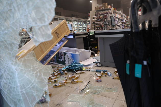 RECORD DATE NOT STATED IPA89862197 - Milan: Clashes and looting by hooded youths continued in the city center the day after the demonstration on Saturday, the 17th; many hooded individuals were detained and taken to police headquarters.  Copyright: xx xFrancescoxEnriquezx IPA89862197.jpeg