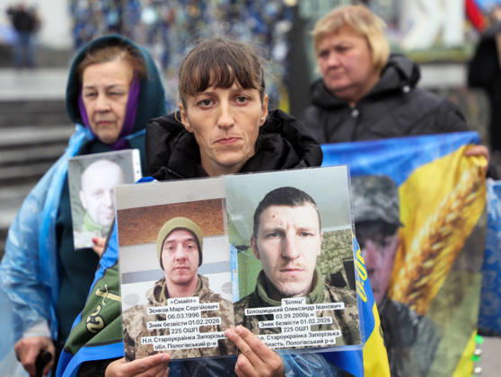 News Bilder des Tages A woman holds the photographs of Ukrainian soldiers in Maidan Nezalezhnosti (Independence Square) during the weekly Don’t Stay Silent! Captivity Kills rally in support of Ukrainian military personnel held in Russian captivity or listed as missing in action, Kyiv, Ukraine, October 18, 2026. (Photo by Yuliia Ovsiannikova Ukrinform) Regular Don’t Stay Silent! Captivity Kills! rally in Kyiv  Copyright: xYuliiaxOvsiannikovax