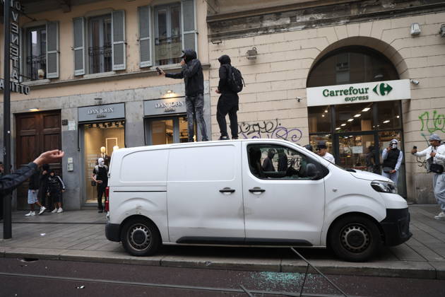 RECORD DATE NOT STATED IPA89862220 - Milan: Clashes and looting by hooded youths continued in the city center the day after the demonstration on Saturday, the 17th; many hooded individuals were detained and taken to police headquarters.  Copyright: xx xFrancescoxEnriquezx IPA89862220.jpeg