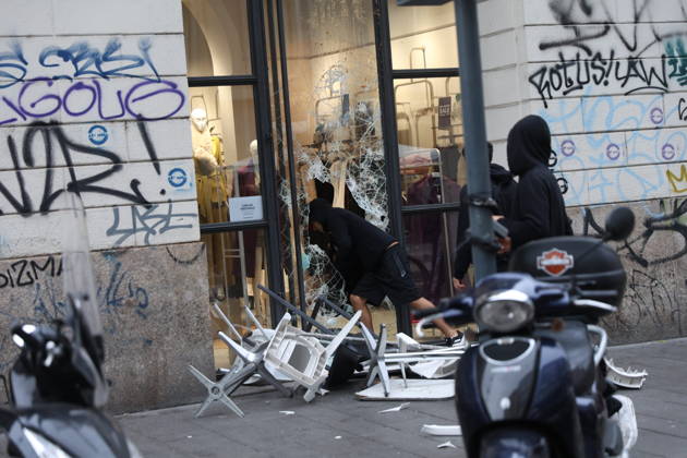 RECORD DATE NOT STATED IPA89862303 - Milan: Clashes and looting by hooded youths continued in the city center the day after the demonstration on Saturday, the 17th; many hooded individuals were detained and taken to police headquarters.  Copyright: xx xFrancescoxEnriquezx IPA89862303.jpeg