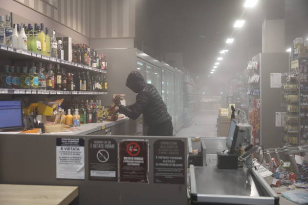 RECORD DATE NOT STATED IPA89862314 - Milan: Clashes and looting by hooded youths continued in the city center the day after the demonstration on Saturday, the 17th; many hooded individuals were detained and taken to police headquarters.  Copyright: xx xFrancescoxEnriquezx IPA89862314.jpeg