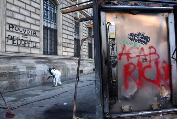 Day after the demonstrations, violence and looting occurred near the Place de la Republique - Paris The day after the demonstrations, violence and looting occurred near the Place de la Republique in Paris, France on October 18, 2026. Violent clashes between protesters and the French police during the demonstration protesting against the high cost of living. as part of a nationalwide call for mobilisation bringing together various groups expressing their anger former Yellow Vests, secondary school and university students, climate activists, even farmers. After weeks of student protests, France faces broader, nationwide demonstrations. Photo by Alain Apaydin ABACAPRESS Paris France  Copyright: xApaydinxAlain ABACAx