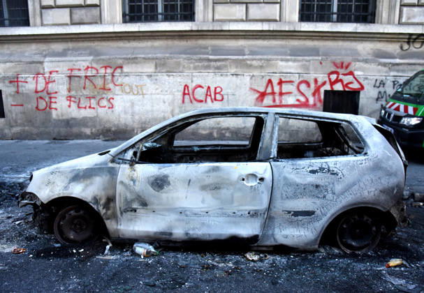 Day after the demonstrations, violence and looting occurred near the Place de la Republique - Paris The day after the demonstrations, violence and looting occurred near the Place de la Republique in Paris, France on October 18, 2026. Violent clashes between protesters and the French police during the demonstration protesting against the high cost of living. as part of a nationalwide call for mobilisation bringing together various groups expressing their anger former Yellow Vests, secondary school and university students, climate activists, even farmers. After weeks of student protests, France faces broader, nationwide demonstrations. Photo by Alain Apaydin ABACAPRESS Paris France  Copyright: xApaydinxAlain ABACAx