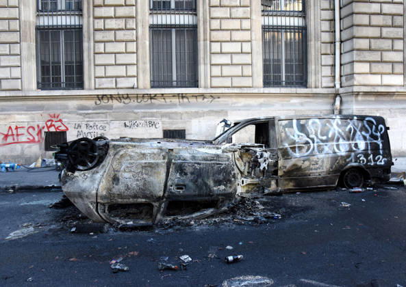Day after the demonstrations, violence and looting occurred near the Place de la Republique - Paris The day after the demonstrations, violence and looting occurred near the Place de la Republique in Paris, France on October 18, 2026. Violent clashes between protesters and the French police during the demonstration protesting against the high cost of living. as part of a nationalwide call for mobilisation bringing together various groups expressing their anger former Yellow Vests, secondary school and university students, climate activists, even farmers. After weeks of student protests, France faces broader, nationwide demonstrations. Photo by Alain Apaydin ABACAPRESS Paris France  Copyright: xApaydinxAlain ABACAx