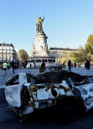 Day after the demonstrations, violence and looting occurred near the Place de la Republique - Paris The day after the demonstrations, violence and looting occurred near the Place de la Republique in Paris, France on October 18, 2026. Violent clashes between protesters and the French police during the demonstration protesting against the high cost of living. as part of a nationalwide call for mobilisation bringing together various groups expressing their anger former Yellow Vests, secondary school and university students, climate activists, even farmers. After weeks of student protests, France faces broader, nationwide demonstrations. Photo by Alain Apaydin ABACAPRESS Paris France  Copyright: xApaydinxAlain ABACAx