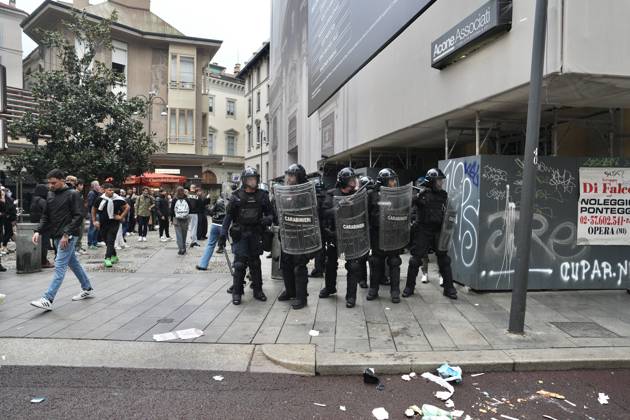 RECORD DATE NOT STATED IPA89862737 - Milan: Clashes and looting by hooded youths continued in the city center the day after the demonstration on Saturday, the 17th; many hooded individuals were detained and taken to police headquarters.  Copyright: xx xx IPA89862737.jpeg