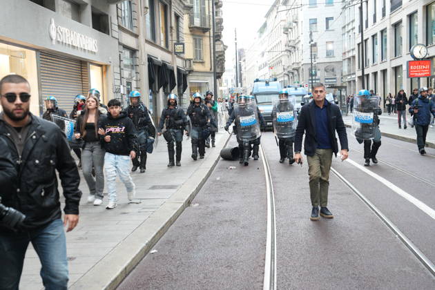 RECORD DATE NOT STATED IPA89862760 - Milan: Clashes and looting by hooded youths continued in the city center the day after the demonstration on Saturday, the 17th; many hooded individuals were detained and taken to police headquarters.  Copyright: xx xx IPA89862760.jpeg
