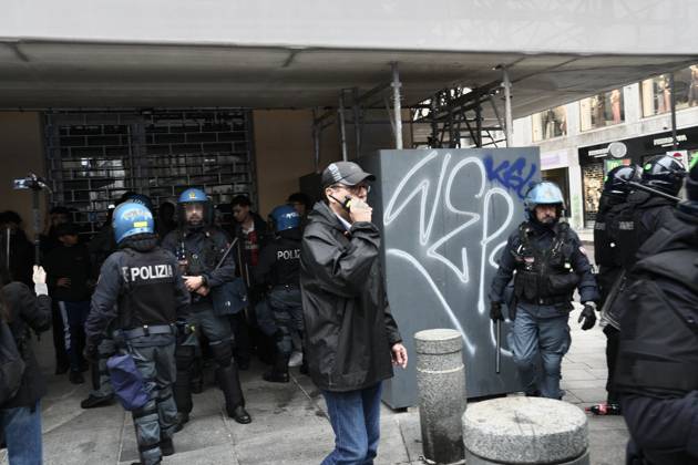 RECORD DATE NOT STATED IPA89862779 - Milan: Clashes and looting by hooded youths continued in the city center the day after the demonstration on Saturday, the 17th; many hooded individuals were detained and taken to police headquarters.  Copyright: xx xx IPA89862779.jpeg