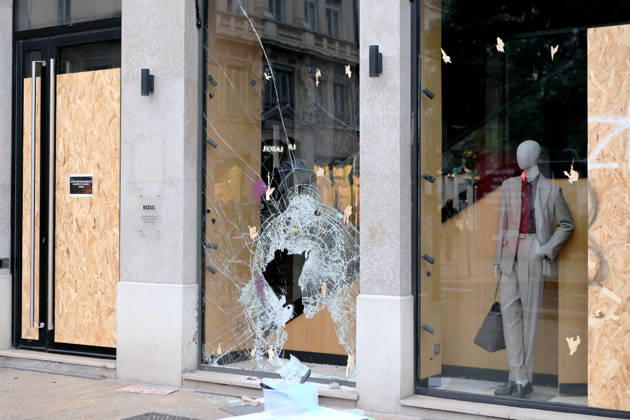 Illustration, October 18, 2026, showing the aftermath of the previous day’s protest in Lyon. As a continuation of the high school student movement, the October 17, 2026, protest against the high cost of living was intended to bring together the struggles of high school students, retirees, and former Yellow Vests —a convergence that was ultimately overshadowed by unprecedented property damage, violence, and looting in Paris and here in the provinces. Pascal Fayolle, Bestimage. On October 18, 2026, the aftermath of the previous day’s demonstration in Lyon was on full display. Intended as a continuation of the high school student movement, the protest against the high cost of living on October 17, 2026, was intended to foster a convergence o Copyright: xPascalxFayollex xBestimagexPascalxFayollex xBestimagex