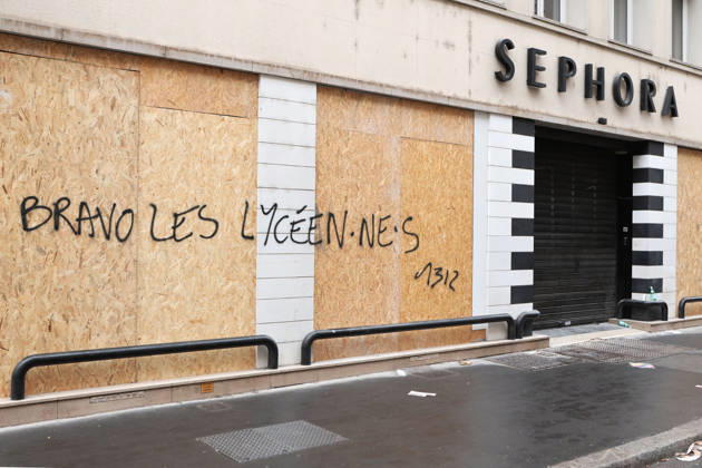 Illustration, October 18, 2026, showing the aftermath of the previous day’s protest in Lyon. As a continuation of the high school student movement, the October 17, 2026, protest against the high cost of living was intended to bring together the struggles of high school students, retirees, and former Yellow Vests —a convergence that was ultimately overshadowed by unprecedented property damage, violence, and looting in Paris and here in the provinces. Pascal Fayolle, Bestimage. On October 18, 2026, the aftermath of the previous day’s demonstration in Lyon was on full display. Intended as a continuation of the high school student movement, the protest against the high cost of living on October 17, 2026, was intended to foster a convergence o Copyright: xPascalxFayollex xBestimagexPascalxFayollex xBestimagex
