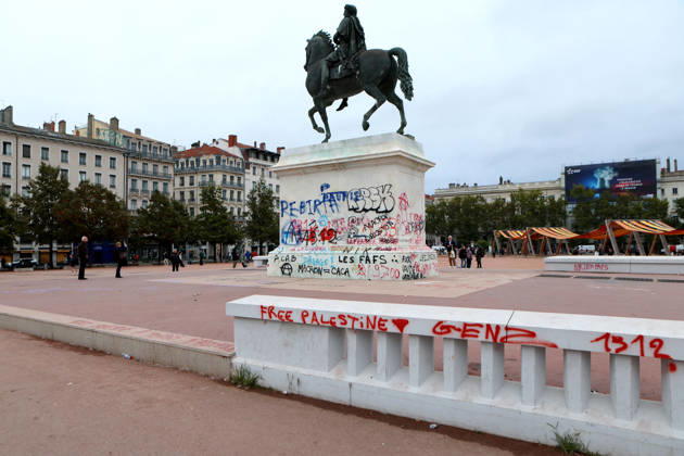 Illustration, October 18, 2026, showing the aftermath of the previous day’s protest in Lyon. As a continuation of the high school student movement, the October 17, 2026, protest against the high cost of living was intended to bring together the struggles of high school students, retirees, and former Yellow Vests —a convergence that was ultimately overshadowed by unprecedented property damage, violence, and looting in Paris and, as seen here, in the provinces. Pascal Fayolle, Bestimage. On October 18, 2026, the aftermath of the previous day’s demonstration in Lyon was on full display. Intended as a continuation of the high school student movement, the protest against the high cost of living on October 17, 2026, was intended to foster a con Copyright: xPascalxFayollex xBestimagexPascalxFayollex xBestimagex