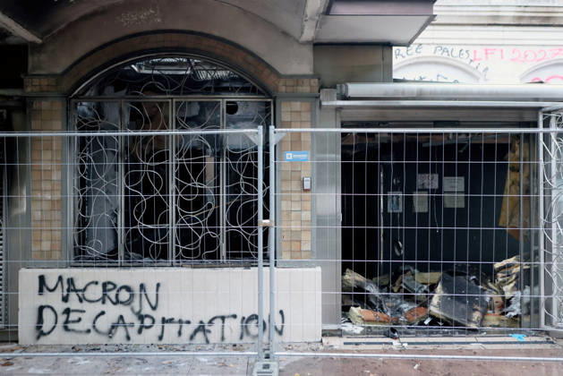 Illustration, October 18, 2026, showing the aftermath of the previous day’s protest in Lyon. As a continuation of the high school student movement, the October 17, 2026, protest against the high cost of living was intended to bring together the struggles of high school students, retirees, and former Yellow Vests —a convergence that was ultimately overshadowed by unprecedented property damage, violence, and looting in Paris and here in the provinces. Pascal Fayolle, Bestimage. On October 18, 2026, the aftermath of the previous day’s demonstration in Lyon was on full display. Intended as a continuation of the high school student movement, the protest against the high cost of living on October 17, 2026, was intended to foster a convergence o Copyright: xPascalxFayollex xBestimagexPascalxFayollex xBestimagex