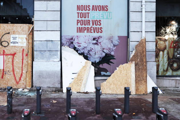 Illustration, October 18, 2026, showing the aftermath of the previous day’s protest in Lyon. As a continuation of the high school student movement, the October 17, 2026, protest against the high cost of living was intended to bring together the struggles of high school students, retirees, and former Yellow Vests —a convergence that was ultimately overshadowed by unprecedented property damage, violence, and looting in Paris and here in the provinces. Pascal Fayolle, Bestimage. On October 18, 2026, the aftermath of the previous day’s demonstration in Lyon was on full display. Intended as a continuation of the high school student movement, the protest against the high cost of living on October 17, 2026, was intended to foster a convergence o Copyright: xPascalxFayollex xBestimagexPascalxFayollex xBestimagex