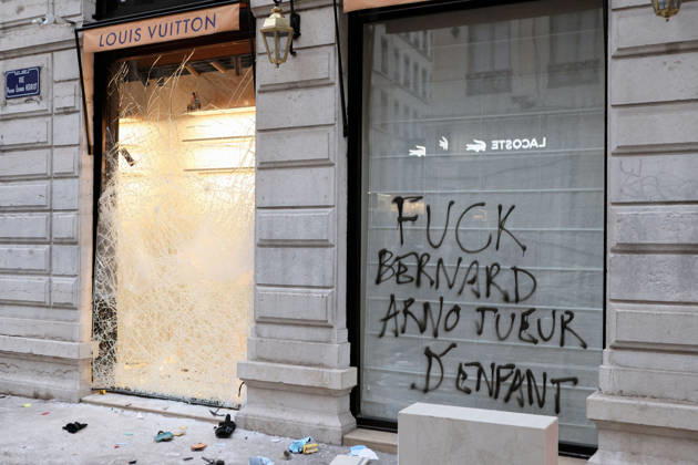 Illustration, October 18, 2026, showing the aftermath of the previous day’s protest in Lyon. As a continuation of the high school student movement, the October 17, 2026, protest against the high cost of living was intended to bring together the struggles of high school students, retirees, and former Yellow Vests —a convergence that was ultimately overshadowed by unprecedented property damage, violence, and looting in Paris and here in the provinces. Pascal Fayolle, Bestimage. On October 18, 2026, the aftermath of the previous day’s demonstration in Lyon was on full display. Intended as a continuation of the high school student movement, the protest against the high cost of living on October 17, 2026, was intended to foster a convergence o Copyright: xPascalxFayollex xBestimagexPascalxFayollex xBestimagex