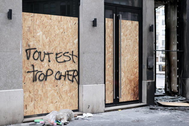 Illustration, October 18, 2026, showing the aftermath of the previous day’s protest in Lyon. As a continuation of the high school student movement, the October 17, 2026, protest against the high cost of living was intended to bring together the struggles of high school students, retirees, and former Yellow Vests —a convergence that was ultimately overshadowed by unprecedented property damage, violence, and looting in Paris and here in the provinces. Pascal Fayolle, Bestimage. On October 18, 2026, the aftermath of the previous day’s demonstration in Lyon was on full display. Intended as a continuation of the high school student movement, the protest against the high cost of living on October 17, 2026, was intended to foster a convergence o Copyright: xPascalxFayollex xBestimagexPascalxFayollex xBestimagex