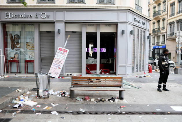 Illustration, October 18, 2026, showing the aftermath of the previous day’s protest in Lyon. As a continuation of the high school student movement, the October 17, 2026, protest against the high cost of living was intended to bring together the struggles of high school students, retirees, and former Yellow Vests —a convergence that was ultimately overshadowed by unprecedented property damage, violence, and looting in Paris and here in the provinces. Pascal Fayolle, Bestimage. On October 18, 2026, the aftermath of the previous day’s demonstration in Lyon was on full display. Intended as a continuation of the high school student movement, the protest against the high cost of living on October 17, 2026, was intended to foster a convergence o Copyright: xPascalxFayollex xBestimagexPascalxFayollex xBestimagex
