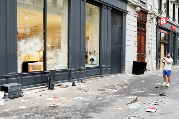 Illustration, October 18, 2026, showing the aftermath of the previous day’s protest in Lyon. As a continuation of the high school student movement, the October 17, 2026, protest against the high cost of living was intended to bring together the struggles of high school students, retirees, and former Yellow Vests —a convergence that was ultimately overshadowed by unprecedented property damage, violence, and looting in Paris and here in the provinces. Pascal Fayolle, Bestimage. On October 18, 2026, the aftermath of the previous day’s demonstration in Lyon was on full display. Intended as a continuation of the high school student movement, the protest against the high cost of living on October 17, 2026, was intended to foster a convergence o Copyright: xPascalxFayollex xBestimagexPascalxFayollex xBestimagex