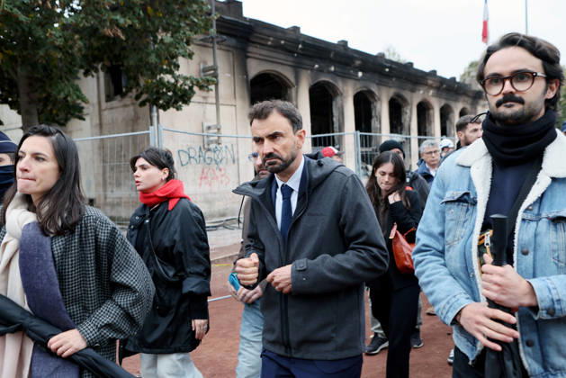 Grégory Doucet, mayor of Lyon, has come to assess the damage at Place Bellecour, where the tourist information center was set on fire the day before. Illustration, October 18, 2026: traces of the previous day’s protest in Lyon. Building on the momentum of the high school student movement, the October 17, 2026, protest against the high cost of living was intended to bring together the struggles of high school students, retirees, and former Yellow Vests —a goal ultimately overshadowed by unprecedented property damage, violence, and looting in Paris and here in the provinces. Pascal Fayolle, Bestimage. On October 18, 2026, the aftermath of the previous day’s demonstration in Lyon was on full display. Intended as a continuation of the high sc Copyright: xPascalxFayollex xBestimagexPascalxFayollex xBestimagex