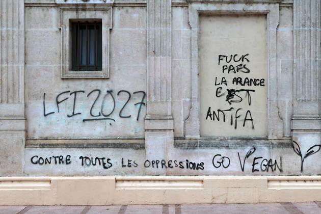 Illustration, October 18, 2026, showing the aftermath of the previous day’s protest in Lyon. Building on the momentum of the high school student movement, the October 17, 2026, protest against the high cost of living was intended to bring together the struggles of high school students, retirees, and former Yellow Vests —a convergence that was ultimately overshadowed by unprecedented property damage, violence, and looting in Paris and here in the provinces. Pascal Fayolle, Bestimage. On October 18, 2026, the aftermath of the previous day’s demonstration in Lyon was on full display. Intended as a continuation of the high school student movement, the protest against the high cost of living on October 17, 2026, was intended to foster a conver Copyright: xPascalxFayollex xBestimagexPascalxFayollex xBestimagex
