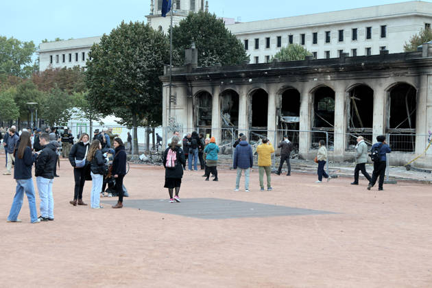 Illustration, October 18, 2026, showing the aftermath of the previous day’s protest in Lyon. Building on the momentum of the high school student movement, the October 17, 2026, protest against the high cost of living was intended to bring together the struggles of high school students, retirees, and former Yellow Vests —a convergence that was ultimately overshadowed by unprecedented property damage, violence, and looting in Paris and here in the provinces. Pascal Fayolle, Bestimage. On October 18, 2026, the aftermath of the previous day’s demonstration in Lyon was on full display. Intended as a continuation of the high school student movement, the protest against the high cost of living on October 17, 2026, was intended to foster a conver Copyright: xPascalxFayollex xBestimagexPascalxFayollex xBestimagex