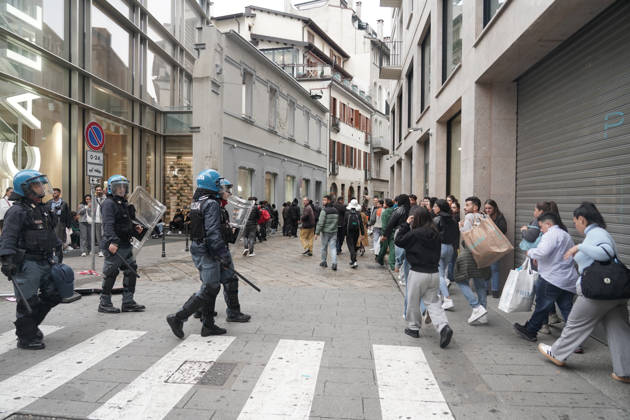IPA89864109 - Milan: More clashes and looting by hooded youths in the city center the day after the demonstration on Saturday, the 17th; many hooded individuals were detained and taken to police headquarters  Copyright: xEmanuelexRobertoxDexCarlix xx IPA89864109