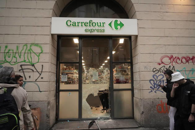 IPA89864088 - Milan: More clashes and looting by hooded youths in the city center the day after the demonstration on Saturday, the 17th; many hooded individuals were detained and taken to police headquarters  Copyright: xEmanuelexRobertoxDexCarlix xx IPA89864088