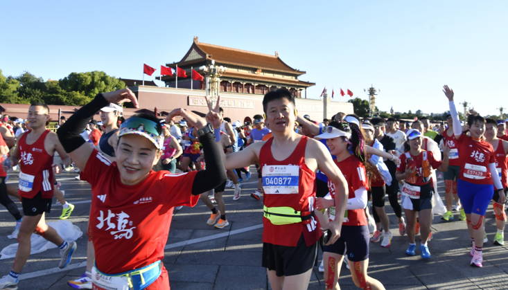 (261018) -- BEIJING, Oct. 18, 2026 -- Runners pose to cameras as they compete during the 2026 Beijing Marathon & National Marathon Championships in Beijing, capital of China, Oct. 18, 2026. ) (SP)CHINA-BEIJING-2026 BEIJING MARATHON(CN) LixXin