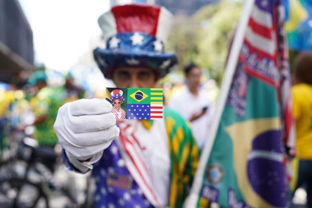 News Bilder des Tages Supporters gather in Sao Paulo as Flavio Bolsonaro prepares for runoff debate against Lula SAO PAULO, BRAZIL - OCTOBER 18: Supporters of Liberal Party (PL) presidential candidate Senator Flavio Bolsonaro gather along Avenida Paulista in Sao Paulo, Brazil, on October 18, 2026. The Bloco do 22 mass rally was organized as part of the campaign s final stretch mobilization ahead of the presidential runoff debate against incumbent President Luiz Inacio Lula da Silva. Nicolas Hernandez Anadolu Sao Paulo Brazil. Editorial use only. Please get in touch for any other usage.  Copyright: x2026xAnadoluxNicolasxHernandezx