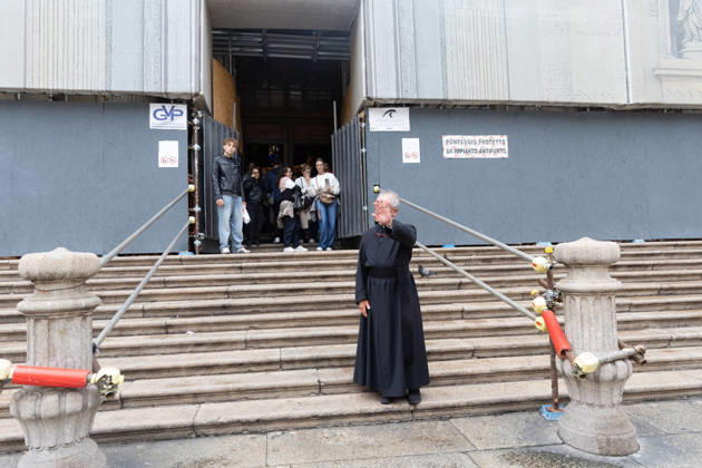 IPA89867625 - Milan, October 18, 2026: More Clashes and Looting in Downtown Milan the Day After the Protest; pictured: a priest closes the church to protesters seeking shelter  Copyright: xFrancescoxEnriquezx xFrancescoxEnriquezx IPA89867625