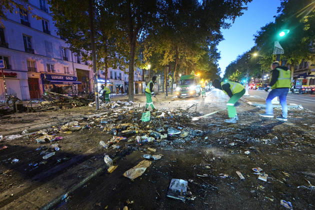 Clearing up debris in Paris following riots PARIS 18-10-2026. The day after in Paris, where the cleanup has begun. Chaos has gripped the city, marked by arson, looting, and riots. Protests are set for October 17, with high school students, university students, farmers, Yellow Vests, and some labor unions calling for a demonstration against the high cost of living, rising fuel prices, and poor conditions within the education system.. NICO GARSTMAN CONTENT CURATION PARIS FRANCE Copyright: xNICOxGARSTMANx xCONTENTxCURATIONx NICOxGARSTMANx xCONTENTxCURATIONx