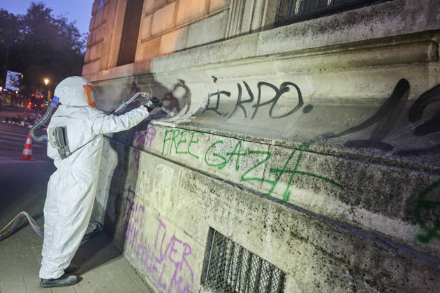 Clearing up debris in Paris following riots PARIS 18-10-2026. The day after in Paris, where the cleanup has begun. Chaos has gripped the city, marked by arson, looting, and riots. Protests are set for October 17, with high school students, university students, farmers, Yellow Vests, and some labor unions calling for a demonstration against the high cost of living, rising fuel prices, and poor conditions within the education system.. NICO GARSTMAN CONTENT CURATION PARIS FRANCE Copyright: xNICOxGARSTMANx xCONTENTxCURATIONx NICOxGARSTMANx xCONTENTxCURATIONx