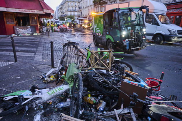 Clearing up debris in Paris following riots PARIS 18-10-2026. The day after in Paris, where the cleanup has begun. Chaos has gripped the city, marked by arson, looting, and riots. Protests are set for October 17, with high school students, university students, farmers, Yellow Vests, and some labor unions calling for a demonstration against the high cost of living, rising fuel prices, and poor conditions within the education system.. NICO GARSTMAN CONTENT CURATION PARIS FRANCE Copyright: xNICOxGARSTMANx xCONTENTxCURATIONx NICOxGARSTMANx xCONTENTxCURATIONx