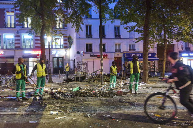 Clearing up debris in Paris following riots PARIS 18-10-2026. The day after in Paris, where the cleanup has begun. Chaos has gripped the city, marked by arson, looting, and riots. Protests are set for October 17, with high school students, university students, farmers, Yellow Vests, and some labor unions calling for a demonstration against the high cost of living, rising fuel prices, and poor conditions within the education system.. NICO GARSTMAN CONTENT CURATION PARIS FRANCE Copyright: xNICOxGARSTMANx xCONTENTxCURATIONx NICOxGARSTMANx xCONTENTxCURATIONx