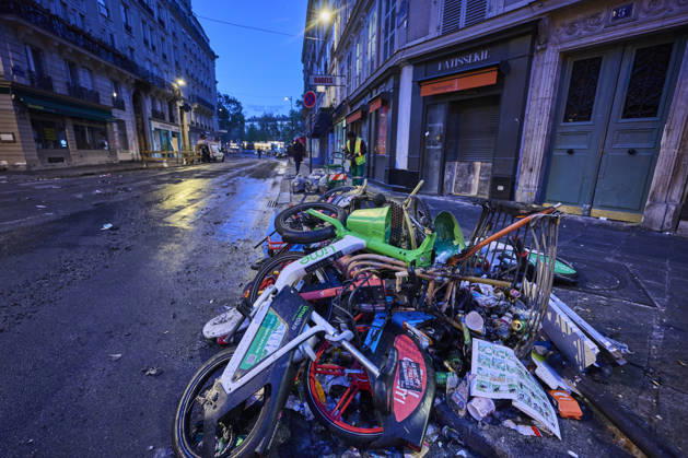 Clearing up debris in Paris following riots PARIS 18-10-2026. The day after in Paris, where the cleanup has begun. Chaos has gripped the city, marked by arson, looting, and riots. Protests are set for October 17, with high school students, university students, farmers, Yellow Vests, and some labor unions calling for a demonstration against the high cost of living, rising fuel prices, and poor conditions within the education system.. NICO GARSTMAN CONTENT CURATION PARIS FRANCE Copyright: xNICOxGARSTMANx xCONTENTxCURATIONx NICOxGARSTMANx xCONTENTxCURATIONx