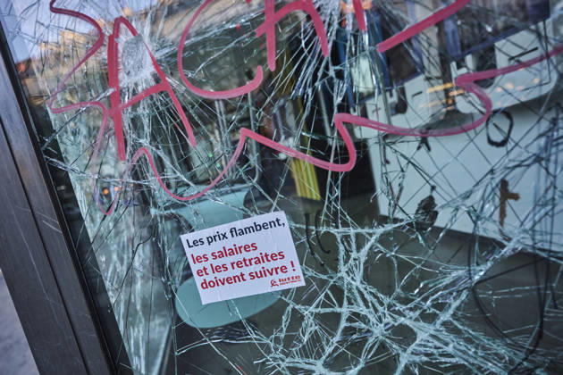 Clearing up debris in Paris following riots PARIS 18-10-2026. The day after in Paris, where the cleanup has begun. Chaos has gripped the city, marked by arson, looting, and riots. Protests are set for October 17, with high school students, university students, farmers, Yellow Vests, and some labor unions calling for a demonstration against the high cost of living, rising fuel prices, and poor conditions within the education system.. NICO GARSTMAN CONTENT CURATION PARIS FRANCE Copyright: xNICOxGARSTMANx xCONTENTxCURATIONx NICOxGARSTMANx xCONTENTxCURATIONx