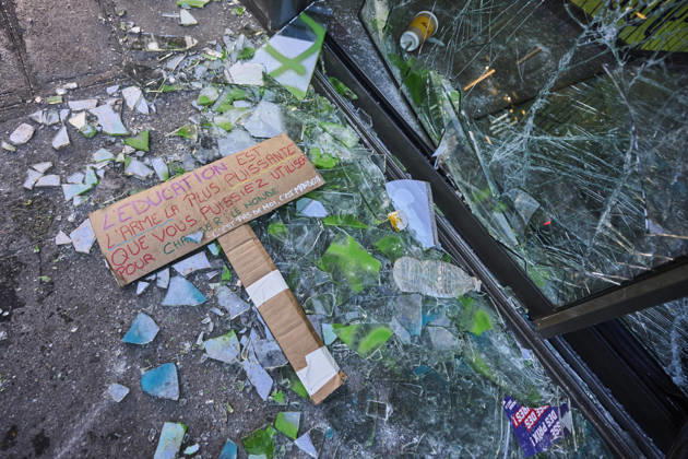 Clearing up debris in Paris following riots PARIS 18-10-2026. The day after in Paris, where the cleanup has begun. Chaos has gripped the city, marked by arson, looting, and riots. Protests are set for October 17, with high school students, university students, farmers, Yellow Vests, and some labor unions calling for a demonstration against the high cost of living, rising fuel prices, and poor conditions within the education system.. NICO GARSTMAN CONTENT CURATION PARIS FRANCE Copyright: xNICOxGARSTMANx xCONTENTxCURATIONx NICOxGARSTMANx xCONTENTxCURATIONx